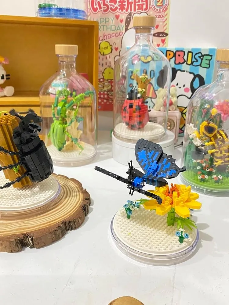 for Boys and Girls Mantis Miniature Insect Friends Building Set Creative Party Favors and Gifts for Nature Lovers - Office and Home Decor courier extol crossbreed adhesive attempt Mini Bugs Building Blocks Gift 